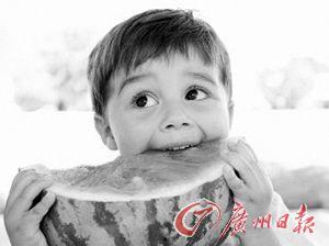 宝宝吃瓜会湿,湿漉漉的瞬间记录成长