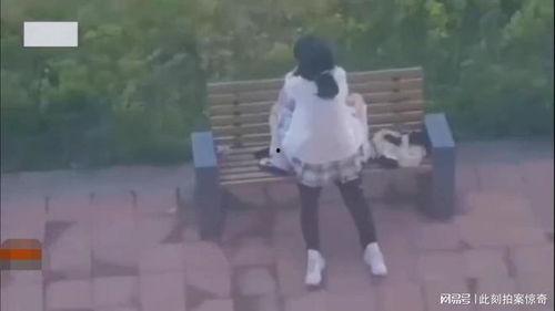 大学情侣的吃瓜